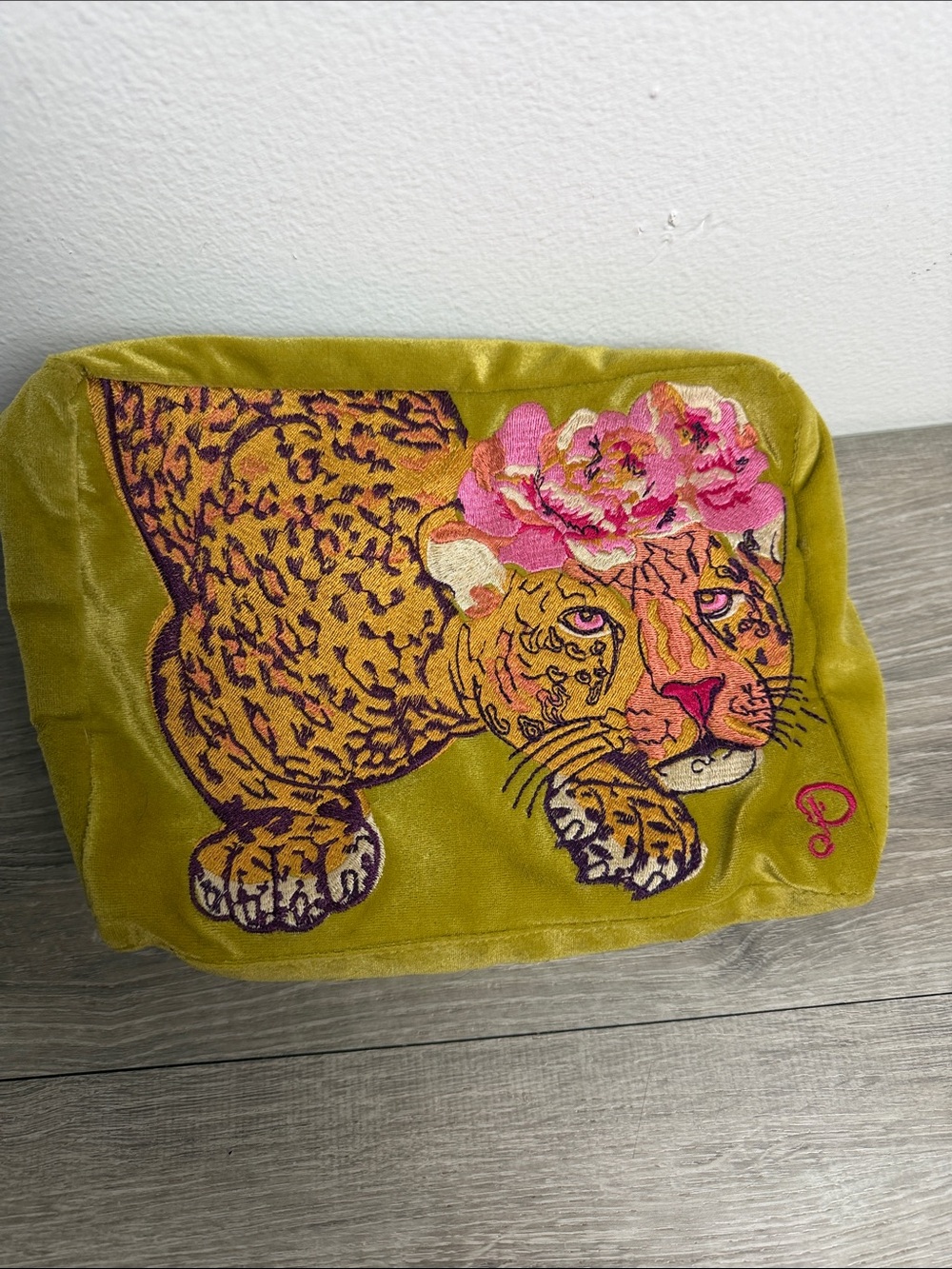 Powder Climbing Leopard Velvet Pouch